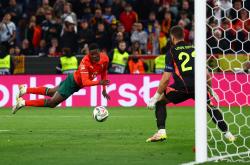 包含一场悬念的欧洲足球比赛赢得球迷热议的词条