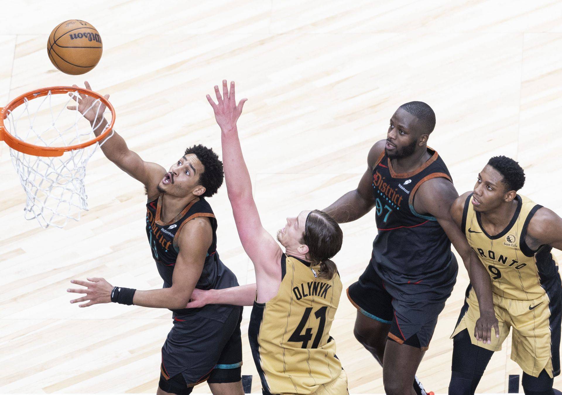 猛龙赢得马刺大战,全队士气高昂 猛龙赢得马刺大战,全队士气高昂