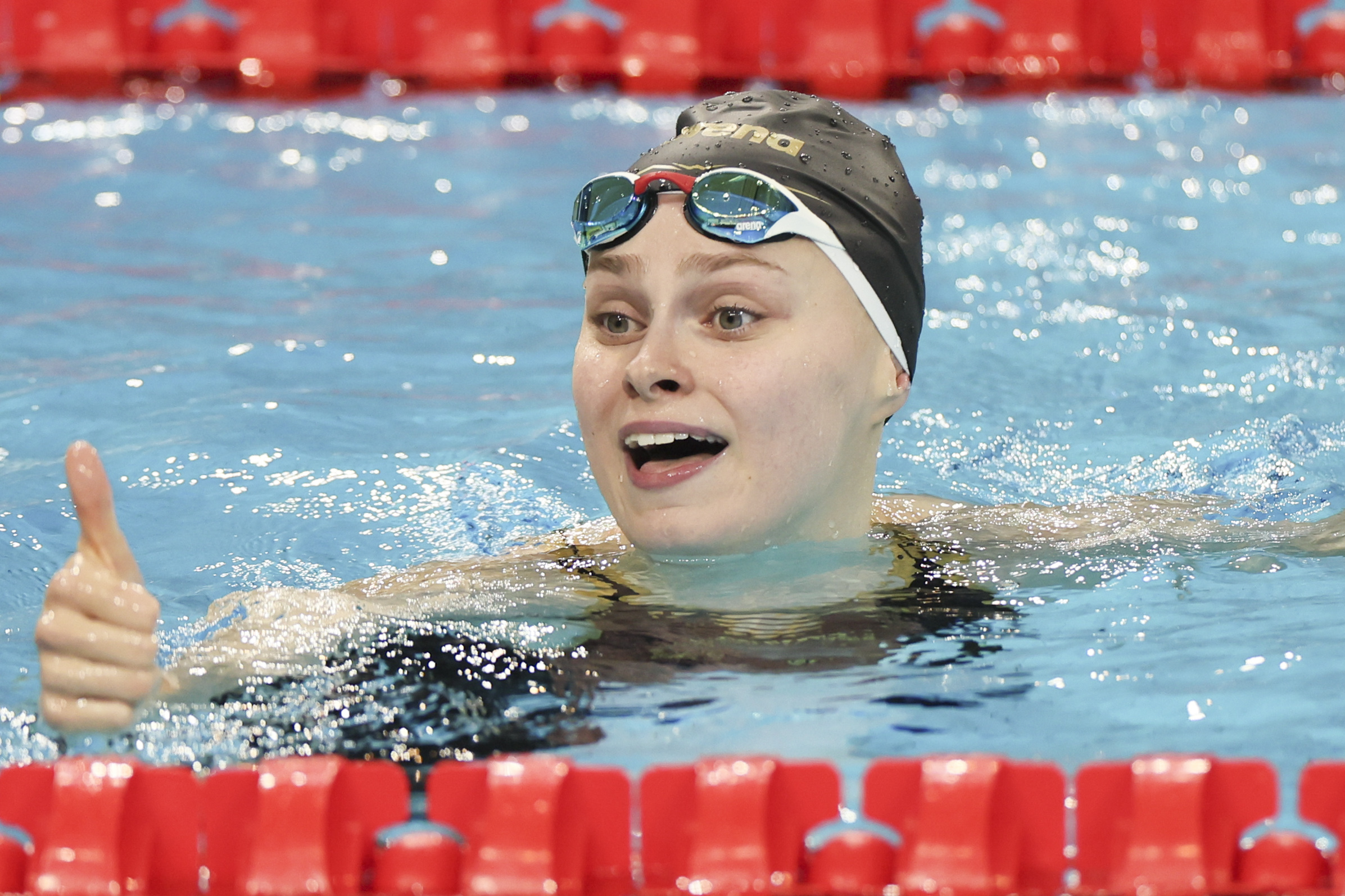 加拿大运动员包揽游泳比赛女子200米蝶泳金牌的简单介绍 加拿大运动员包揽游泳比赛女子200米蝶泳金牌的简单介绍